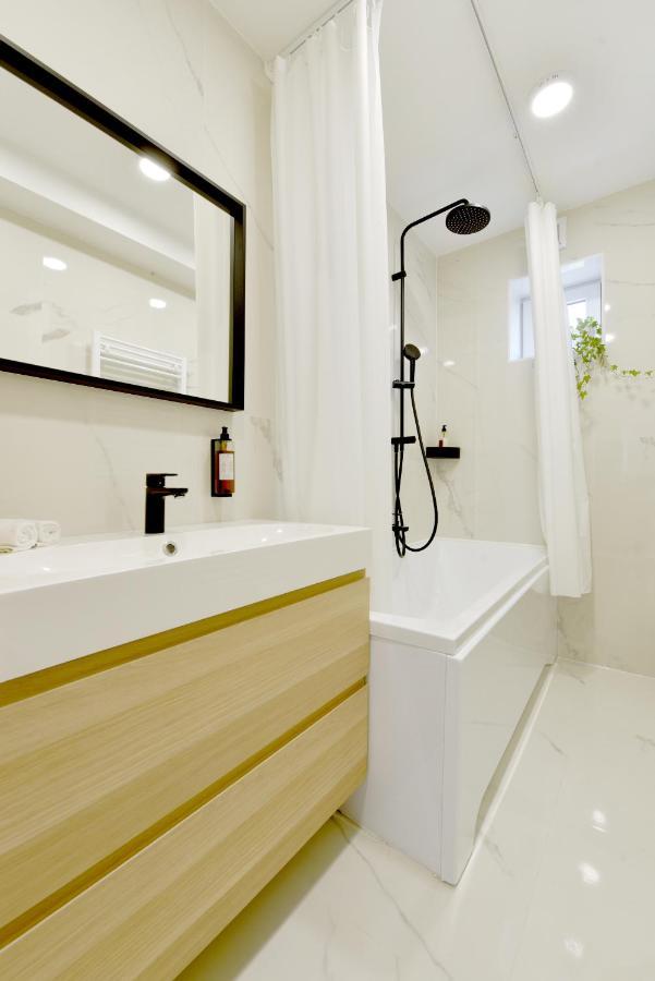 Apartman Sihot เตร็นชีน ภายนอก รูปภาพ