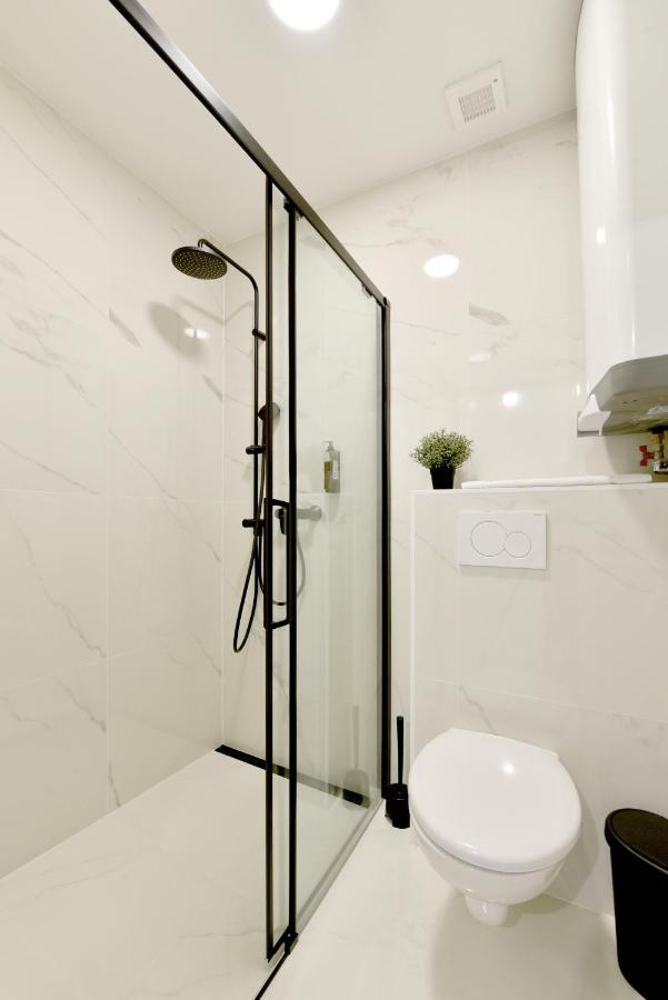 Apartman Sihot เตร็นชีน ภายนอก รูปภาพ